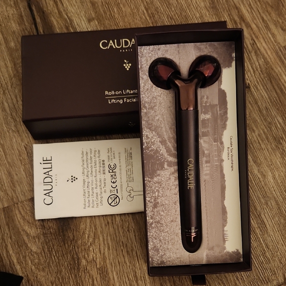 Caudalie Dark Brown Facial Roller - Picture 1 of 7